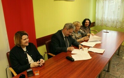 Zdjęcie do Podpisanie umowy na realizację zadania:&bdquo;Budowa budynku użyteczności publicznej w Gierlachowie&rdquo;