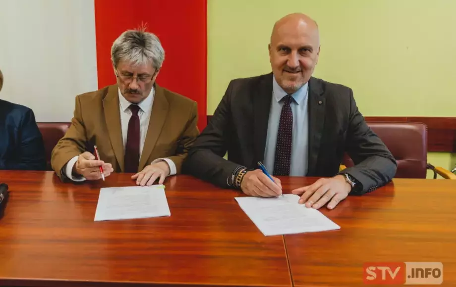 Podpisanie umowy na realizację projektu "Poprawa jakości infrastruktury wodociągowej na terenie Gminy Dwikozy"