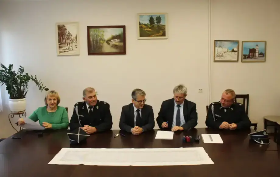 Podpisanie umowy na dostawę lekkiego samochodu pożarniczego dla Ochotniczej Straży Pożarnej w Garbowie.