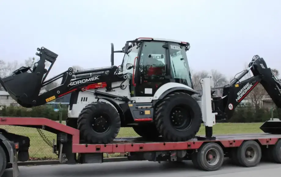 Gmina Dwikozy pozyskała nową koparko-ładowarkę w ramach Programu Ochrony Ludności i Obrony Cywilnej na lata 2025-2026
