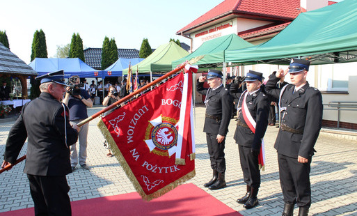 Zdjęcie do Obchody Jubileuszu 60-lecia powstania jednostki OSP w Gałkowicach połączone z nadaniem sztandaru jednostce oraz obchodami Gminnego Święta Strażaka