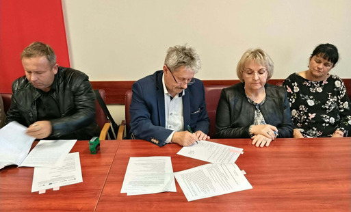 Zdjęcie do Podpisanie umowy na realizację zadania "Termomodernizacja budynku Szkoły Podstawowej w Mściowie"