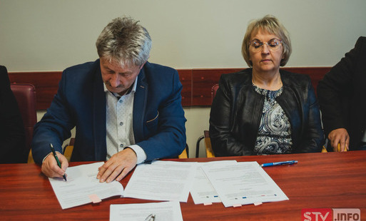 Zdjęcie do Podpisanie umowy na realizację zadania&bdquo;Termomodernizacja budynku Szkoły Podstawowej w Słupczy&rdquo;